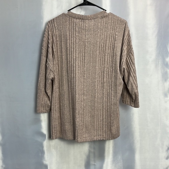 LUXOLOGY women’s top. New but no tags - Picture 2 of 4